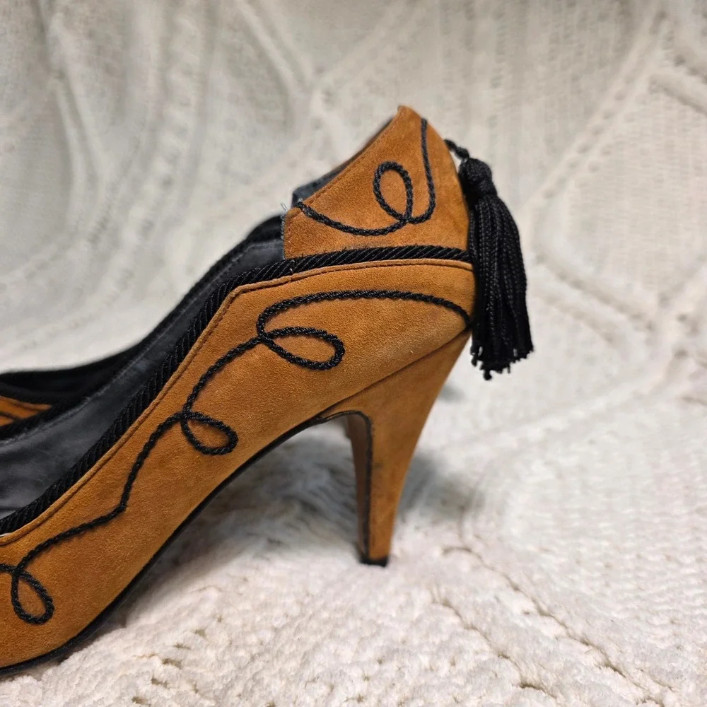 VINTAGE Kenneth Cole Pumps Tan Suede Embroidered Tassel Stiletto Womens‎ 6.5B